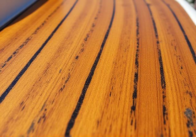 Ponte in teak riportato al suo colore dorato naturale